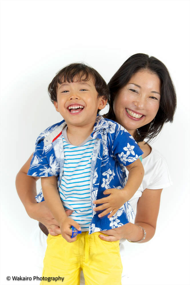 荒川区の自社スタジオで撮影した母子の写真。