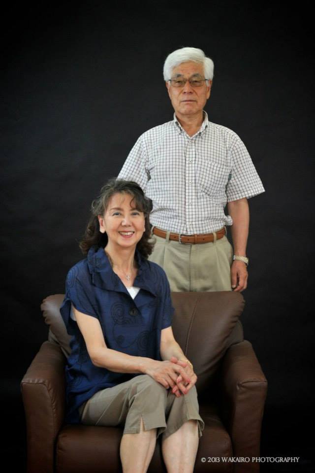 荒川区の自社スタジオで撮影した金婚式のご夫婦の写真。